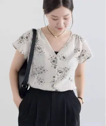 미사용 새상품 IENA 스트라이프 플라워 앞 버튼 V넥 블라우스