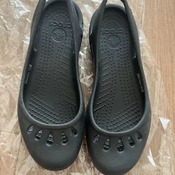 Crocs 블랙 플랫 샌들
