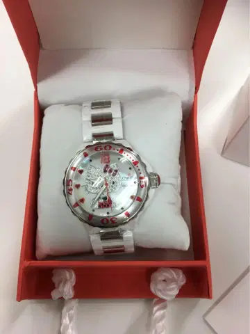 Che Che New York x Hello kitty 콜라보 시계
