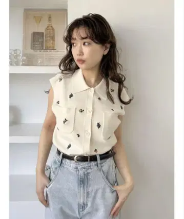 [완판템] 후르츠 자수 폴로 칼라 슬리브리스 니트 조끼 택 포함 새상품