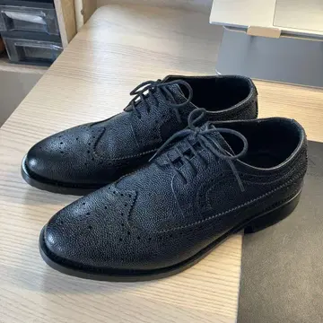 London Shoe Make 주름 가죽 윙팁 드레스 신발