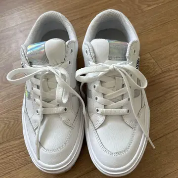 VANS 화이트 스니커즈 아이리데슨트