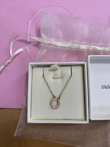 새상품급 SWAROVSKI 호스슈형 목걸이 핑크 골드