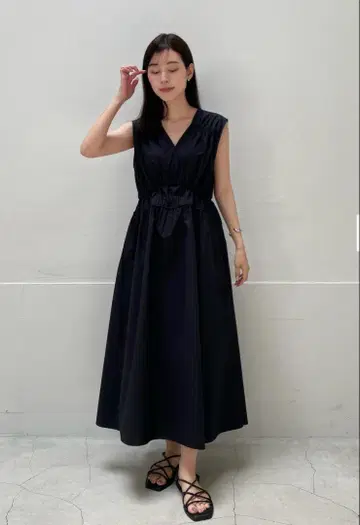 유니클로 코튼 개더 슬리브리스 롱 원피스 블랙