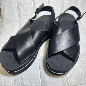 BANANA REPUBLIC 통굽 샌들 스트랩 블랙 가죽