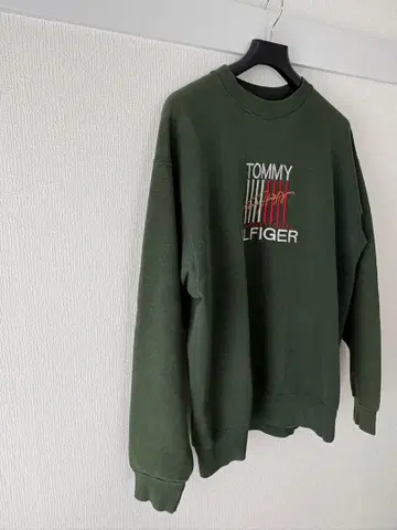 TOMMY HILFIGER 올리브 그린 맨투맨