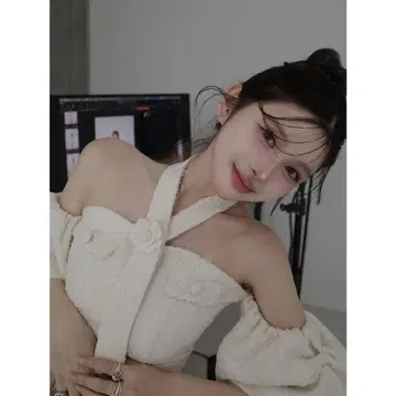 Darich 다리치 홀터넥 오프숄더 트위드 상의