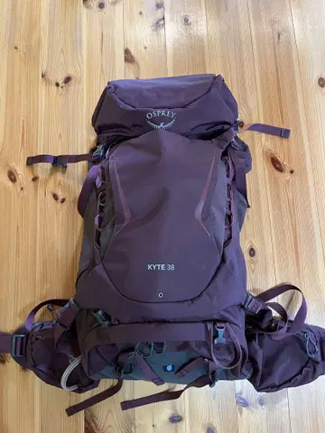 OSPREY KYTE 38 버건디 백팩