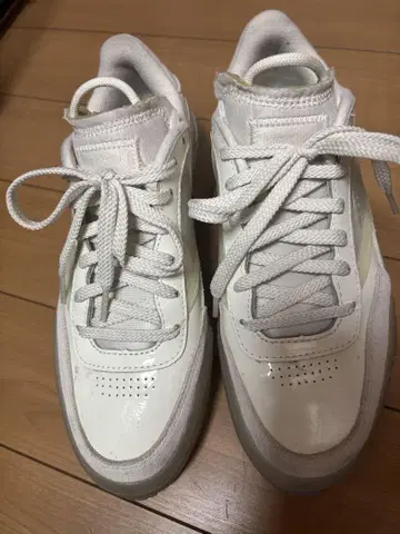 Reebok 화이트 스니커즈 통굽