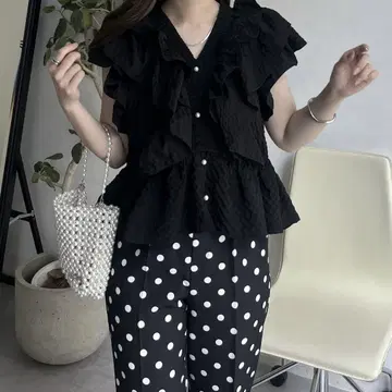 프릴 블랙 슬리브리스 상의 M~L 사이즈