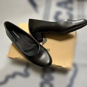 새상품 [ fuwaraku ] 블랙 펌프스 23cm EEE