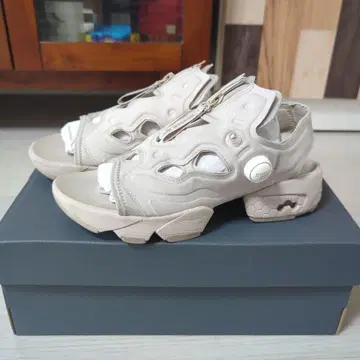 Reebok 베이지 지퍼 달린 pump 샌들 Size 24cm