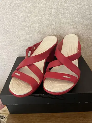 새상품급 Crocs 레드 힐 샌들