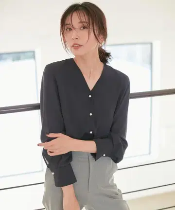 384t*새상품급 23구 펄 버튼 백 새틴 아문젠 V넥 블라우스