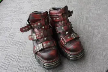 New rock 뉴락 부츠 일부 하자 있음. 메이드 인 스페인