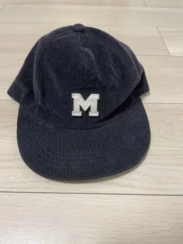 블랙 코듀로이 캡 M 자수