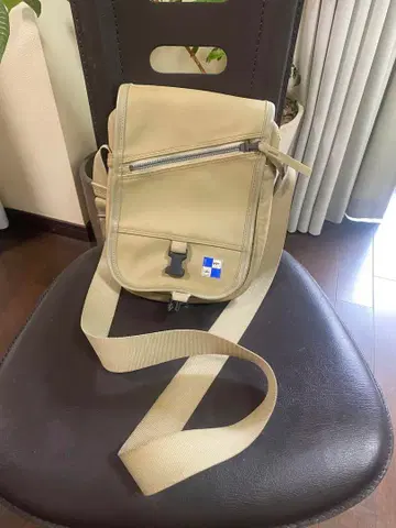 HARVEST LABEL의 베이지 플랩식 백