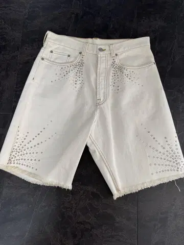 도리스 스터드 장식 화이트 숏팬츠