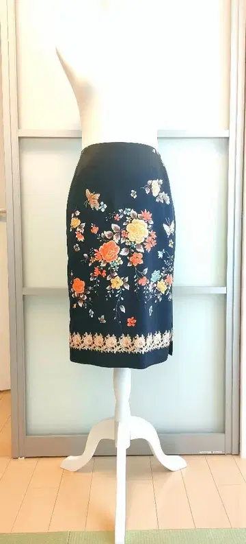 수나우나 suna una 블랙 베이스 꽃무늬 나비 패턴 새틴 스커트 슬릿