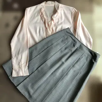 뉴요커 블라우스와 플리츠 스커트 셋업