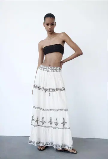 ZARA 자수 화이트 플레어 스커트 S 사이즈