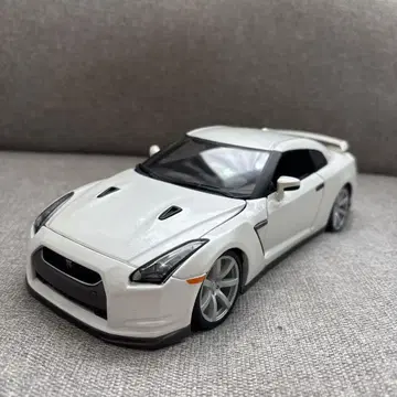마이스토 1/18 GT-R R35 미니카