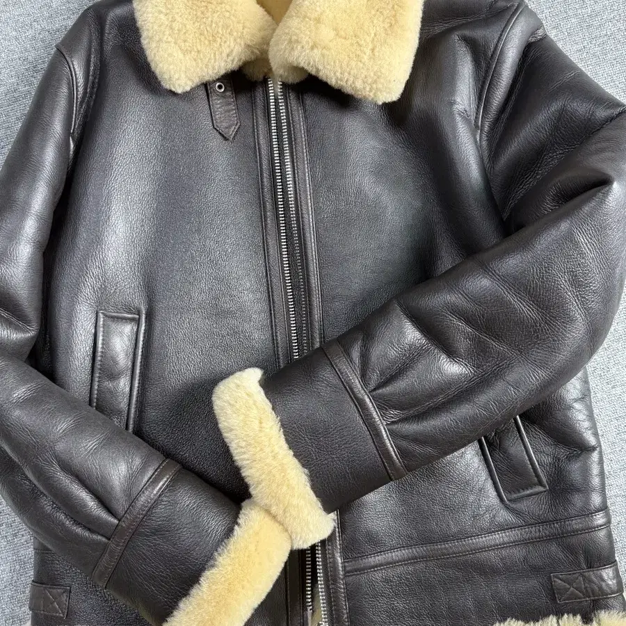 【HELENE PARIS】Fitted Suede Mustang ★韓国人気★追跡付 Helene Paris Helene Paris Fitted Suede Mustang in Black on