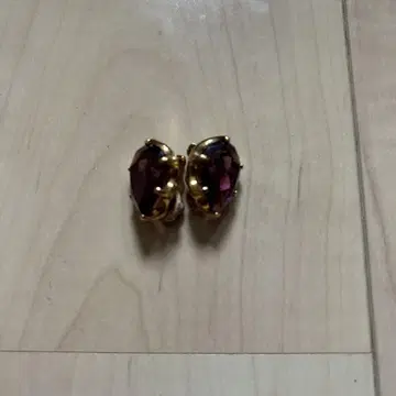 클래식한 보라색 스톤 귀걸이