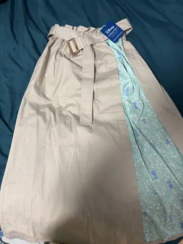 디즈니 원더랜드의 앨리스 벨메종 베이지 스커트 S 사이즈