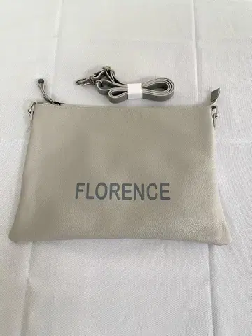 새상품 IO PELLE FLORANCE 그레이 숄더백