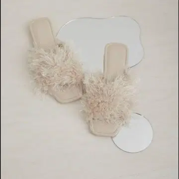 퍼 트리밍 베이지 샌들