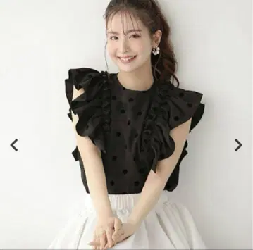 Fit more 플로키 도트 숄더 프릴 블라우스