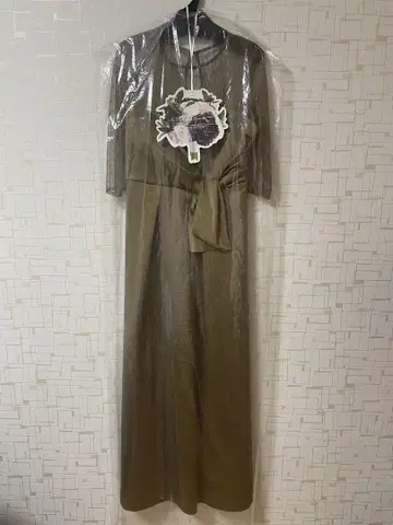 올리브색 허리 리본 포함 맥시 드레스