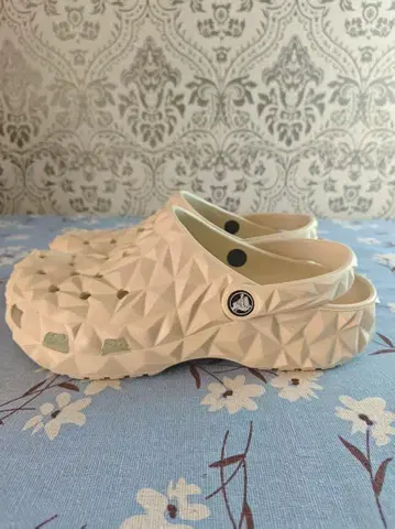 crocs 지오메트릭 베이지 샌들