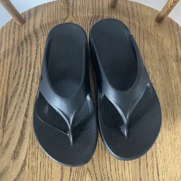 Oofos 블랙 비치 샌들 쪼리