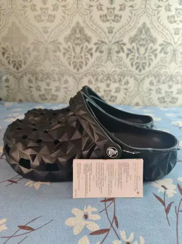 crocs 지오메트릭 블랙 샌들