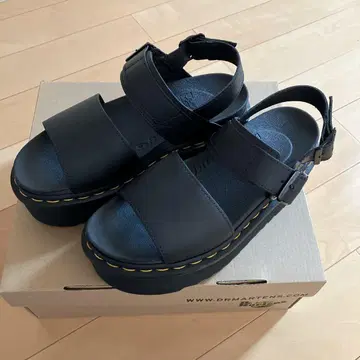 새상품 Dr. Martens 블랙 통굽 샌들