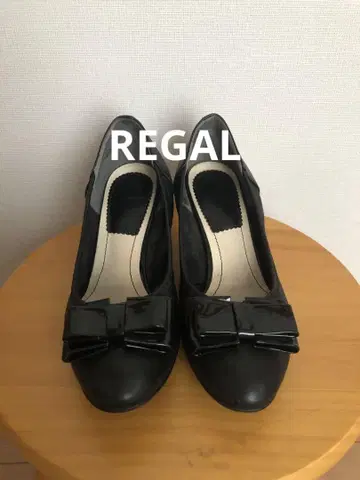 REGAL 리본 블랙 가죽 펌프스