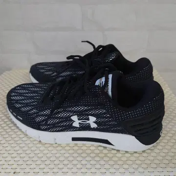 Under Armour 러닝화 블랙