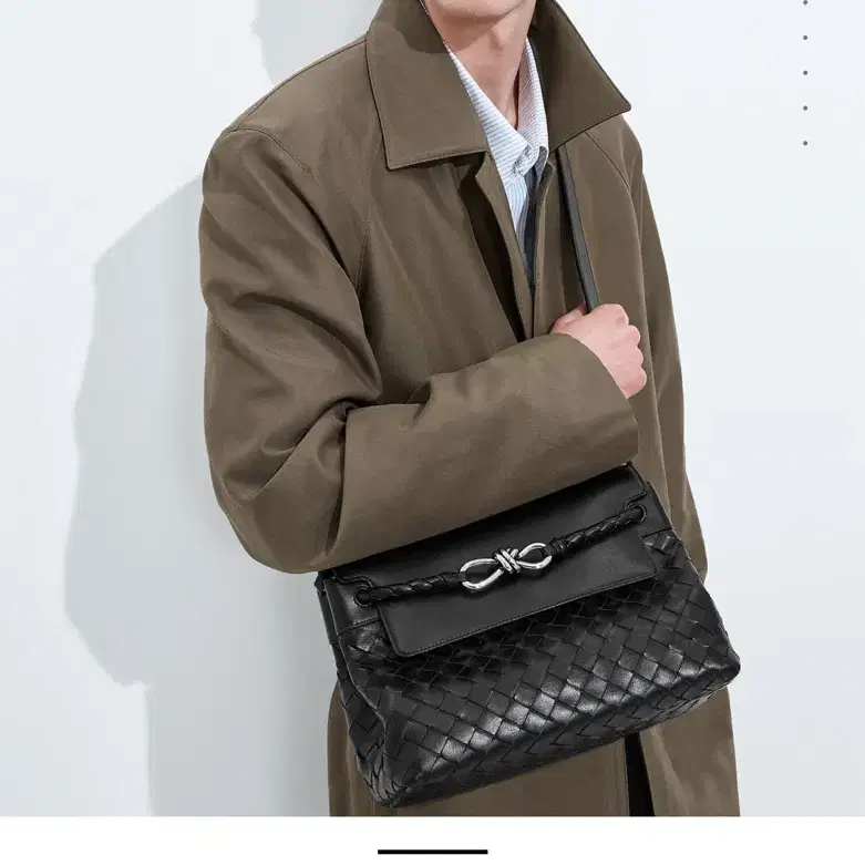 보테가베네타 스몰 안디아모 메신저 백 블랙 사진 7