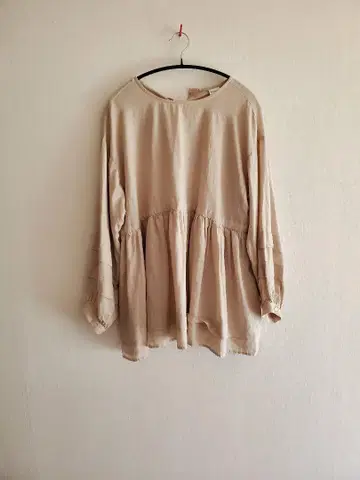 베이지 플레어 실루엣 긴팔 블라우스 사이즈 One