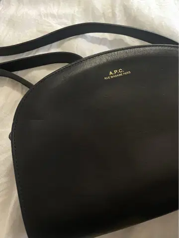 A.P.C. 하프문 천연 가죽 블랙 숄더백
