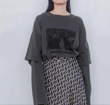 지나시스 레이어드 그래픽 프린트 롱 TEE 블랙 그레이