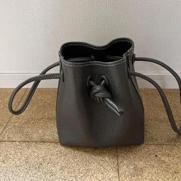 VASIC 그레이 가죽 버킷 숄더백