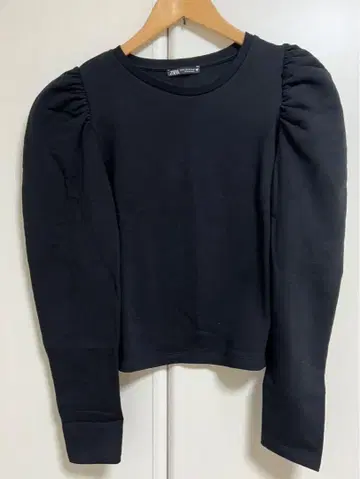 ZARA 블랙 퍼프 슬리브 트레이너