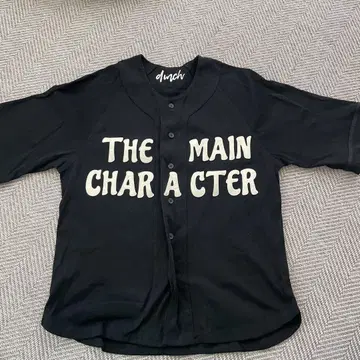 THE MAIN CHARACTER 블랙 셔츠