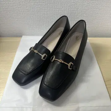 블랙 로퍼 골드 버클 부착
