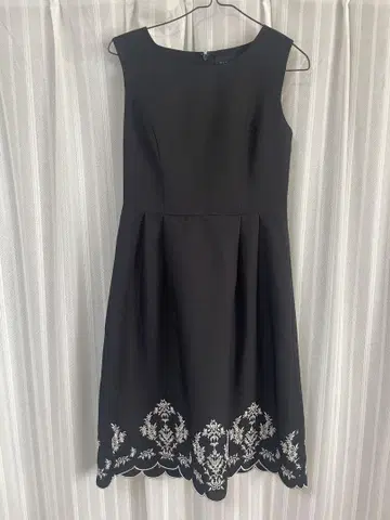 TALBOTS 블랙 자수 슬리브리스 원피스 사이즈 2