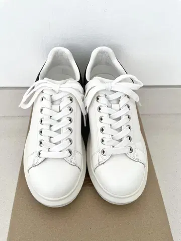 새상품급! STEVE MADDEN 화이트 블랙 스니커즈 통굽