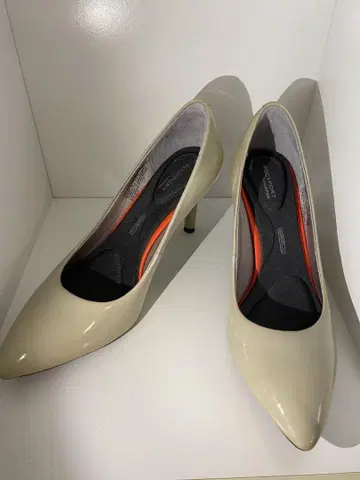 컨디션 최상 ROCKPORT 토탈 모션 베이지 하이힐 23cm